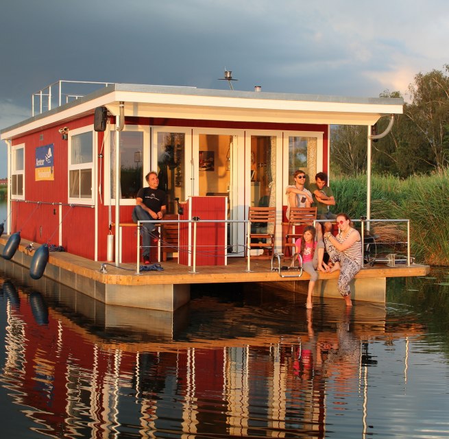 The comfortable houseboats from Abenteuer Flusslandschaft, which are equipped with solar panels, bow thrusters and heating, offer the finest in vacation enjoyment. // &copy; Abenteuer Flusslandschaft