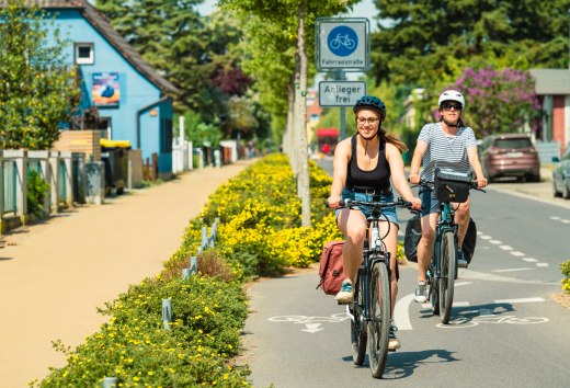 Fietsen over het fietspad door Waren.