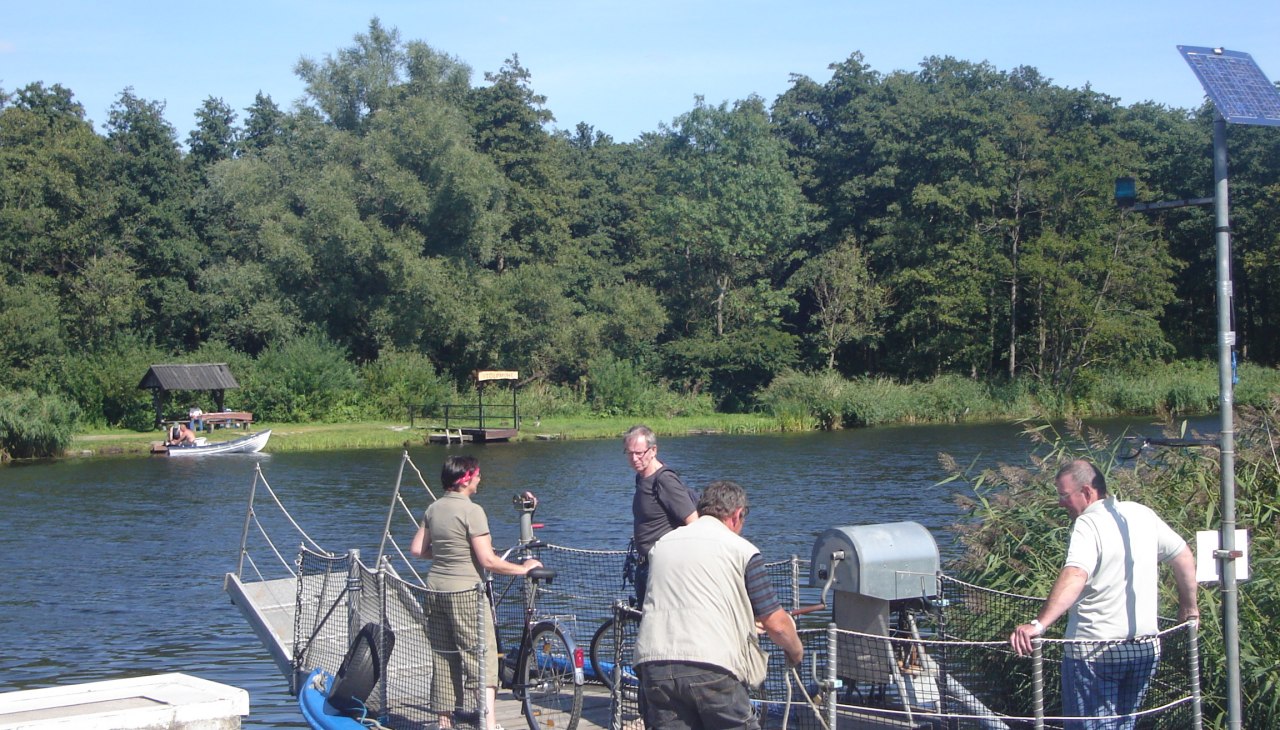 Vroeger met een slinger - nu met een motor - de passagiers- en fietsveerboot in Stolpe, © Tourismusverband Vorpommern e.V.