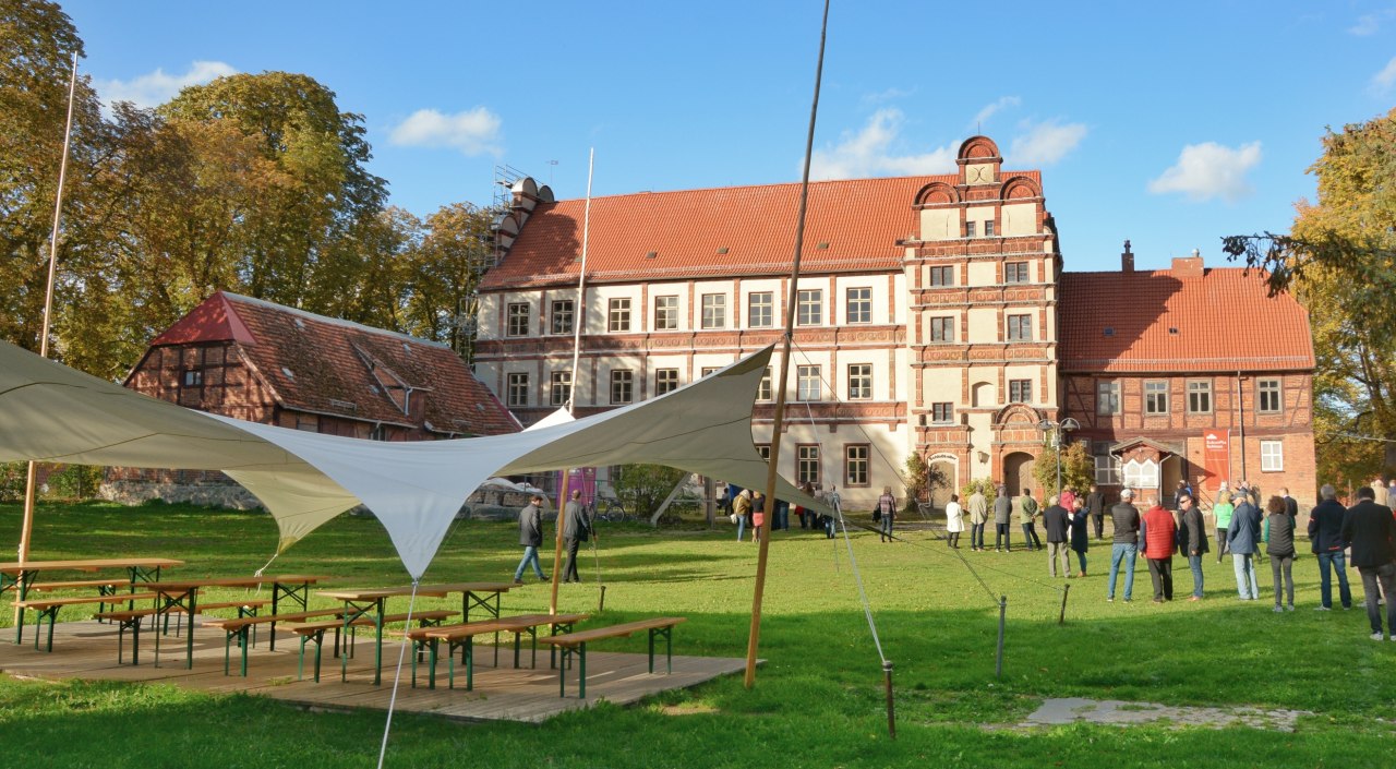 Wewnętrzny dziedziniec zamku Gadebusch podczas wydarzenia., &copy; Tourismusverband Mecklenburg-Schwerin e.V.