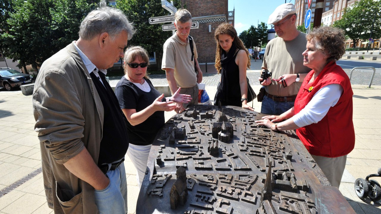 Het tactiele model van het historische stadscentrum van Rostock biedt een goede ori&euml;ntatie voor blinden en slechtzienden. // &copy; TZRW/Joachim Kloock