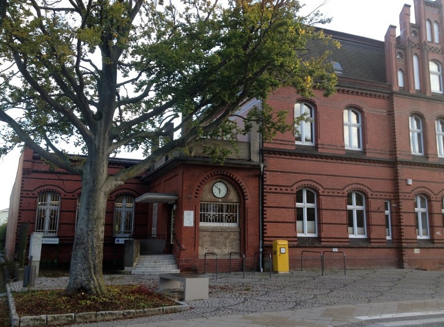 Biblioteka Sassnitz widok z zewnątrz z wejściem, © Tourismuszentrale Rügen