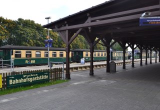 Bahnsteig am Bahnhof Putbus mit Rasendem Roland // © Tourismuszentrale Rügen Bahnsteig am Bahnhof Putbus mit Rasendem Roland // © Tourismuszentrale Rügen