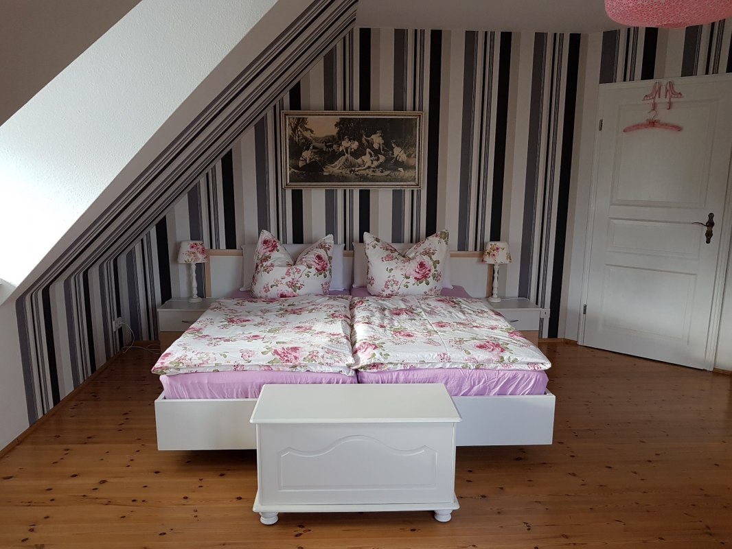 Er is ook een leeshoek en een schommelstoel in de slaapkamer, &copy; Carola Stier