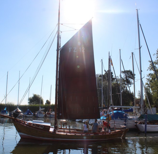 De Zeesenboot van Alwin Harder in de kleine haven in de badplaats Mönkebude, © TVV/Spittel