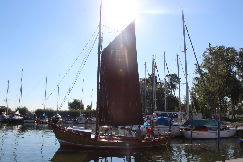 De Zeesenboot van Alwin Harder in de kleine haven in de badplaats Mönkebude, © TVV/Spittel