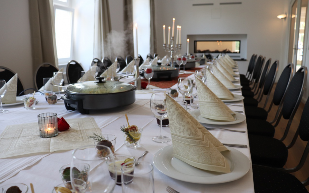 Feestelijke tafel in de open haard lounge, © Schloss Hohendorf