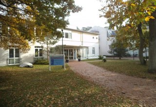 Kurmittelhaus im Ostseebad Baabe - Herbstansicht - // &copy; Tourismuszentrale R&uuml;gen