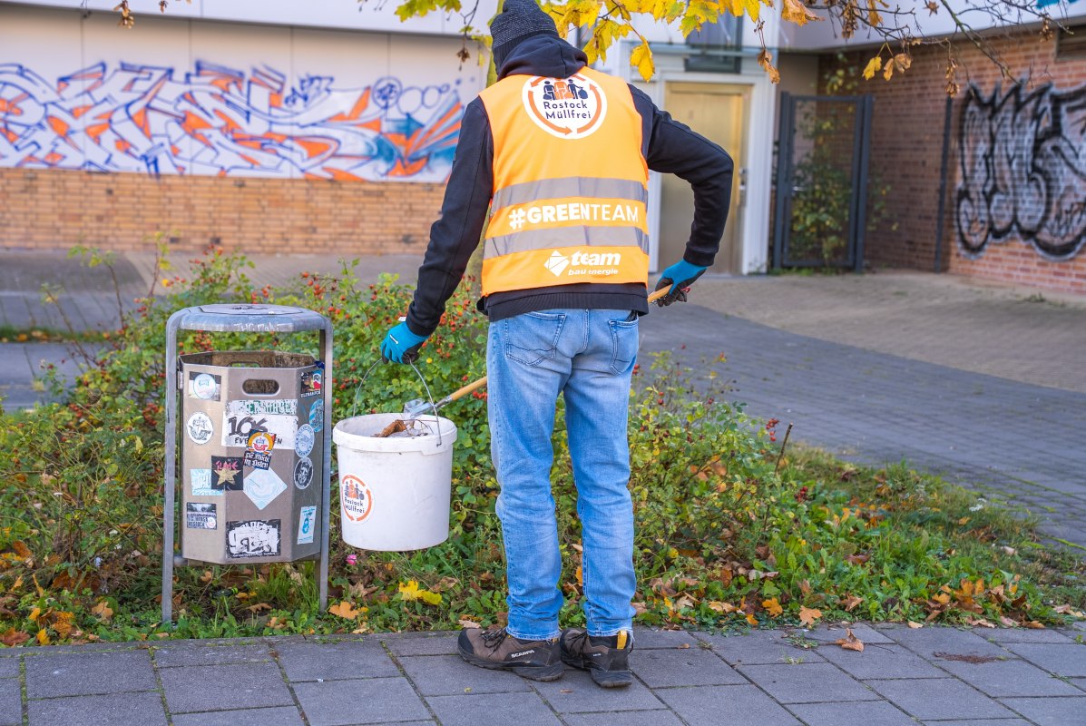 Helper collects garbage // &copy; Rostock M&uuml;llfrei e.V.