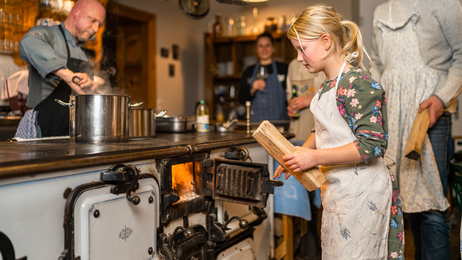 De gietijzeren kachel, die meer dan honderd jaar oud is, wordt opgestookt in het landhuis Ehmkendorf., © TMV/Gross