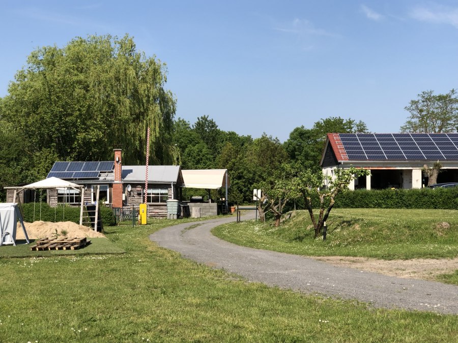 Widok na bar przekąskowy z placu, © SG