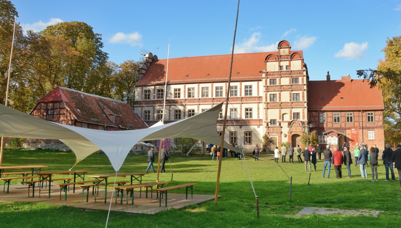 De binnenplaats van kasteel Gadebusch tijdens een evenement., &copy; Tourismusverband Mecklenburg-Schwerin e.V.