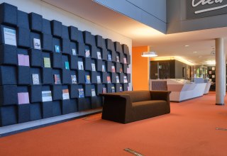 Neuerwerbungswand im Foyer // © Landesbibliothek Mecklenburg-Vorpommern Günther Uecker (V. Ruppel) Neuerwerbungswand im Foyer // © Landesbibliothek Mecklenburg-Vorpommern Günther Uecker (V. Ruppel)