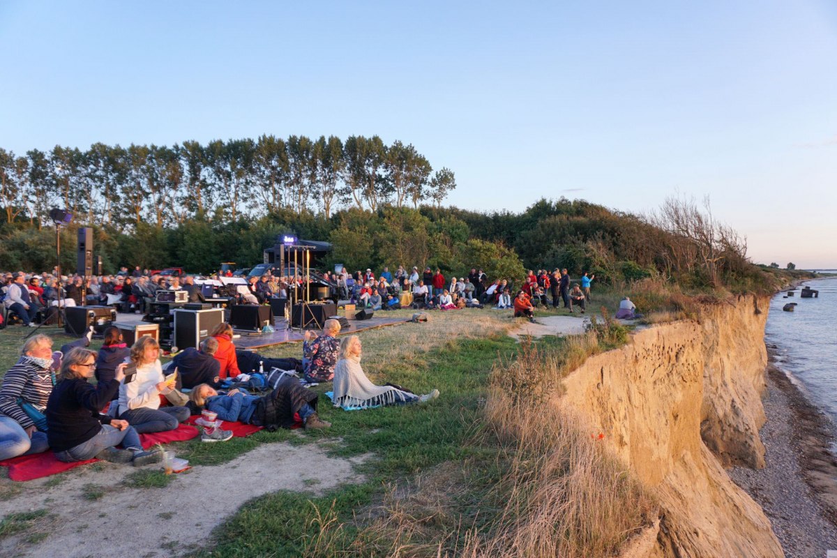 Slotconcert van de concertreeks "Naturklänge" 2017 op de Hohe Ufer tussen Ahrenshoop en Wustrow, © Kurverwaltung Ahrenshoop · Foto Désirée Holzerland Slotconcert van de concertreeks "Naturklänge" 2017 op de Hohe Ufer tussen Ahrenshoop en Wustrow, © Kurverwaltung Ahrenshoop · Foto Désirée Holzerland