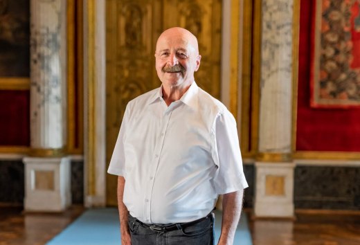 Palace guide Godehard Weichert knows all the details and anecdotes about the Schwerin residence. A portrait of him. // Castle guide Godehard Weichert knows all the details and anecdotes about the Schwerin residence. // © MV-T/Tiemann Palace guide Godehard Weichert knows all the details and anecdotes about the Schwerin residence. A portrait of him.