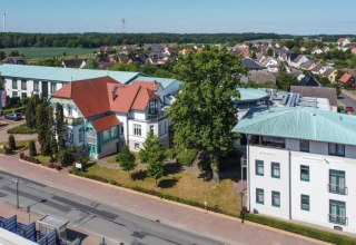 Luchtfoto van het Recknitz Valley Hotel Marlow // © Recknitztal-Hotel Marlow Luchtfoto van het Recknitz Valley Hotel Marlow // © Recknitztal-Hotel Marlow