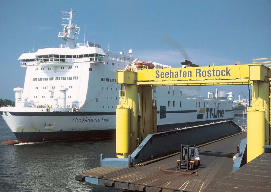 Zeehaven Rostock met Huckleberry Finn, © TT-Line