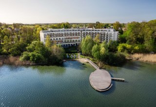 Außenansicht Hotel mit Strand und Badeplattform // © Seehotel Fleesensee Außenansicht Hotel mit Strand und Badeplattform // © Seehotel Fleesensee