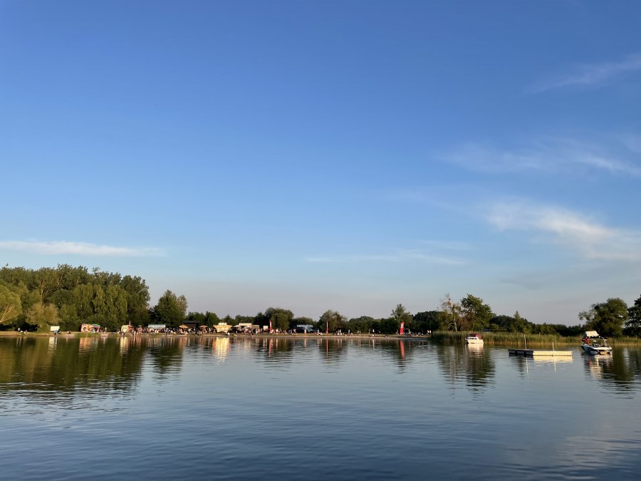 Boiska do siatkówki plażowej na kąpielisku "Mili" - 1. letnia impreza plażowa, © TDG Rechlin mbH Boiska do siatkówki plażowej na kąpielisku "Mili" - 1. letnia impreza plażowa, © TDG Rechlin mbH