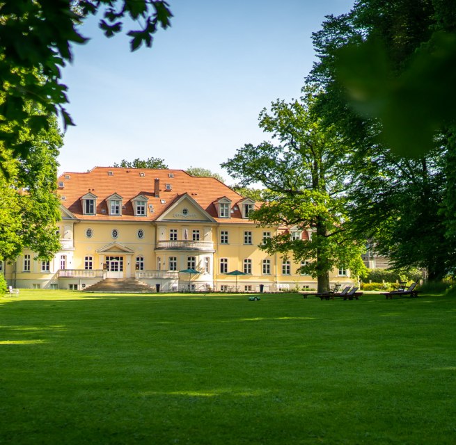 Das Gutshaus mit seinem gro&szlig;z&uuml;gigen gepflegten, ruhigen Gutspark-Gel&auml;nde. // &copy; Kloster Gut Saunstorf