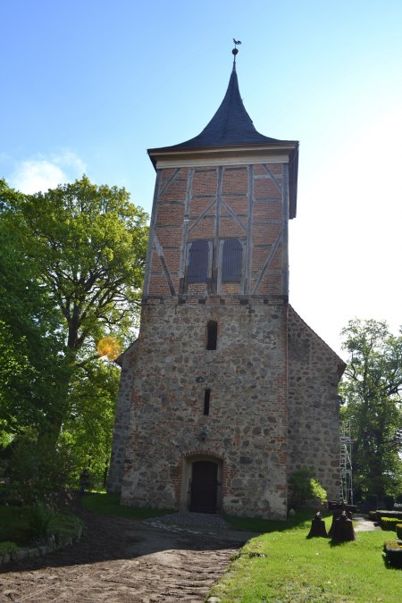 Wieża kościelna - tędy idzie się w kierunku kościoła., © Lutz Werner