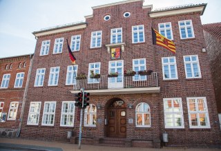 das Rathaus Neukloster an der Hauptstra&szlig;e 27 // &copy; Frank Burger