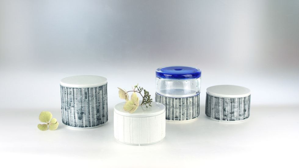 Porcelain tins with structure and glass lid, © Lisa Kaufmann