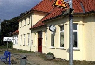 Budynek dworca kolejowego w Koserowie, © Sabrina Wittkopf-Schade Budynek dworca kolejowego w Koserowie, © Sabrina Wittkopf-Schade