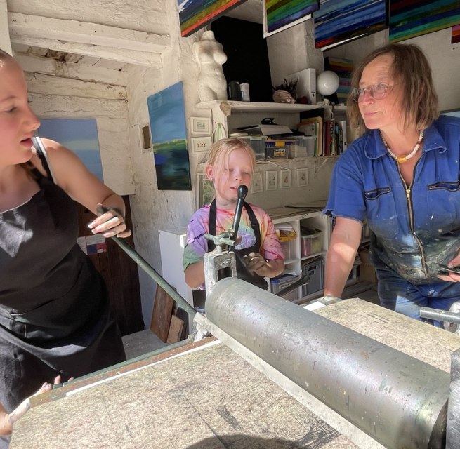 Jeder druckt sechs eigene Grafiken in unterschiedlicher Farbigkeit // &copy; Ute Laux