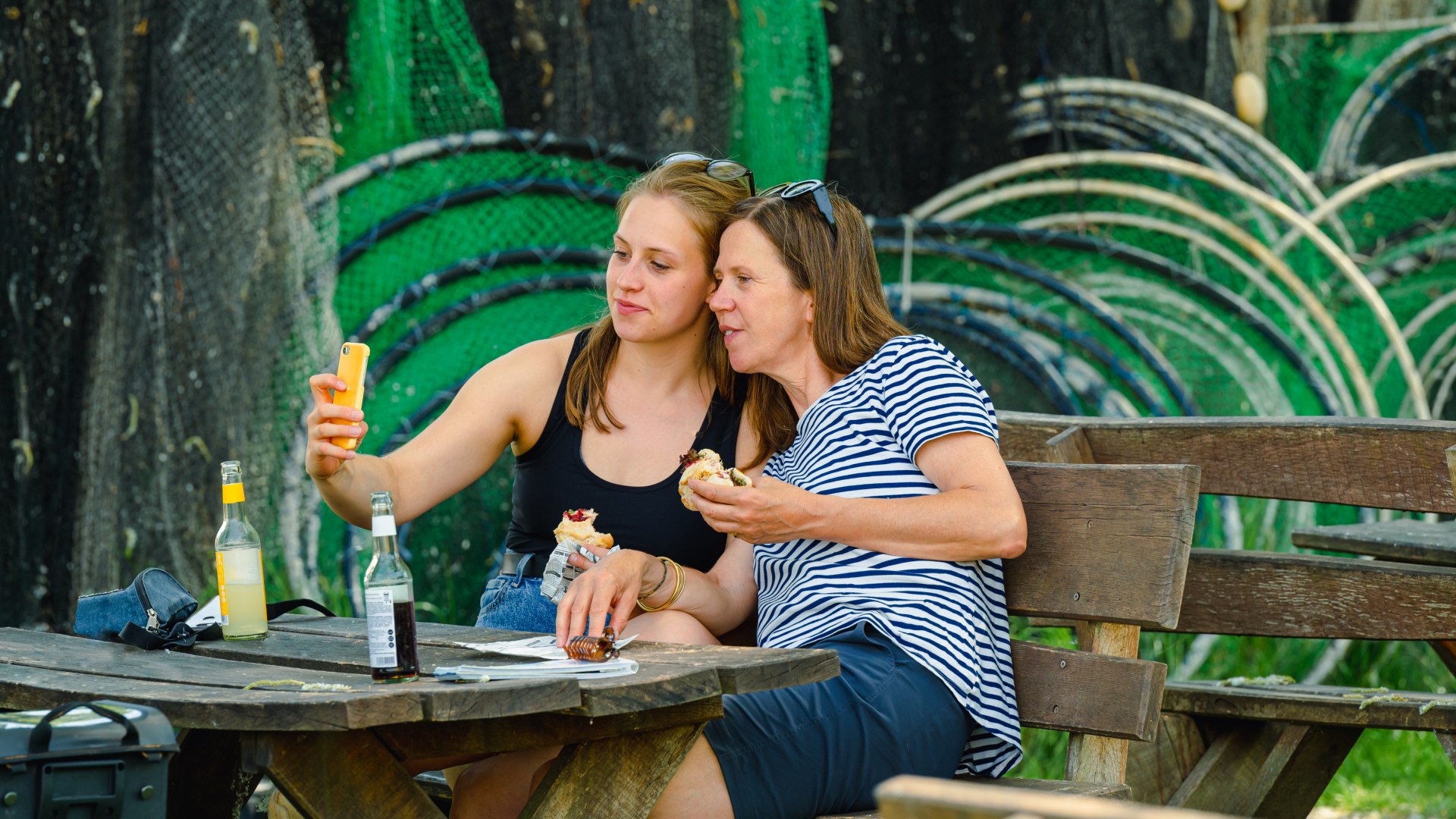 Selfie with a fish sandwich at Fischerhof Damerow, © TMV/Tiemann Mother and daughter take a selfie with a fish sandwich in Damerow