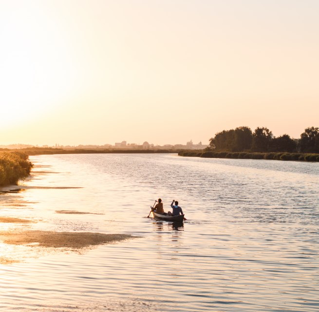 A quiet evening on the water: two people paddle through the wide waters of Western Pomerania at sunset, surrounded by nature and silence. // © MV-T/Gross A quiet evening on the water: two people paddle through the wide waters of Western Pomerania at sunset, surrounded by nature and silence.