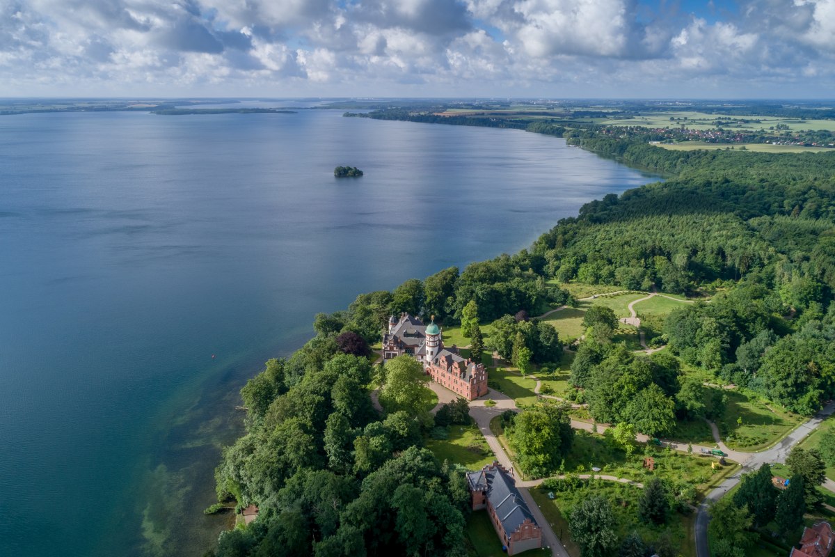Wiligrad Castle in a dreamlike location at the Schwerin Lake, &copy; SSGK MV / Funkhaus Creative