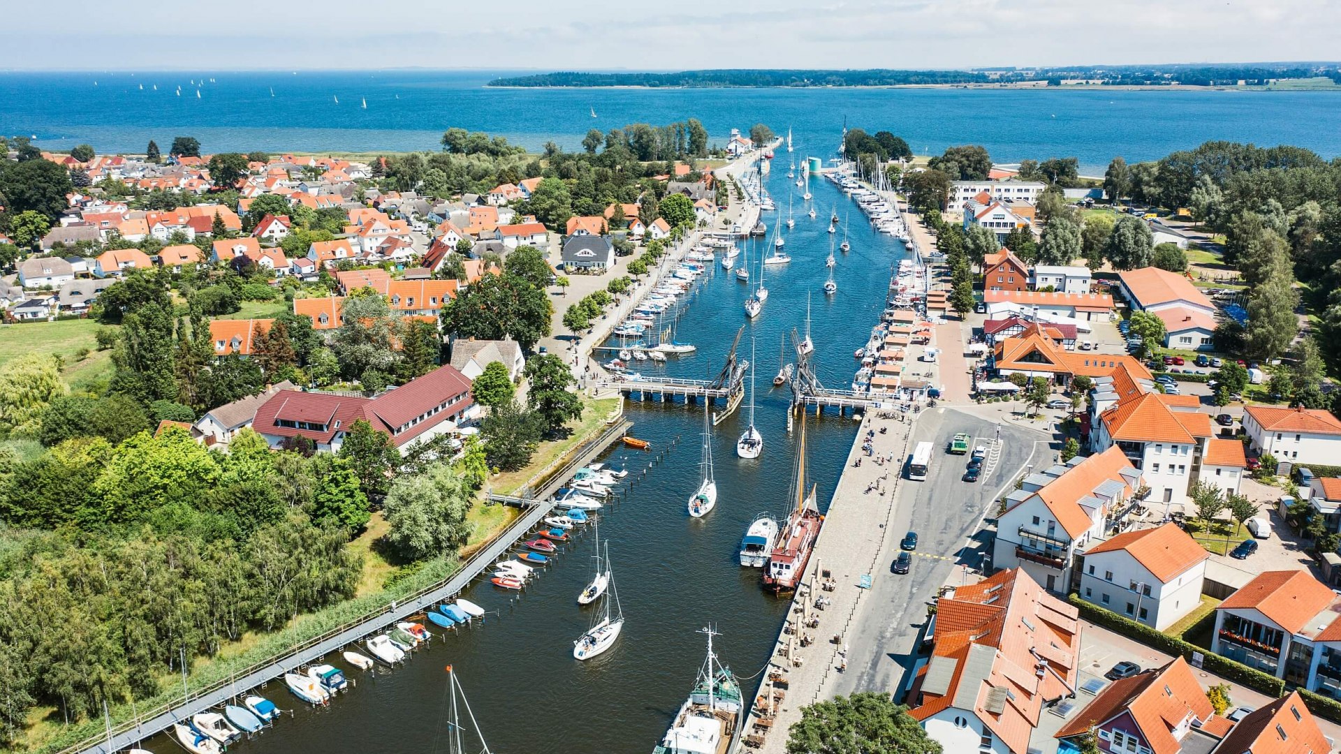 Wejście do portu w Greifswaldzie ze słynnym mostem zwodzonym. // Wiele z nich wciąż wygląda tak, jak na początku XIX wieku. // © MV-T/Gänsicke Wejście do portu w Greifswaldzie ze słynnym mostem zwodzonym.