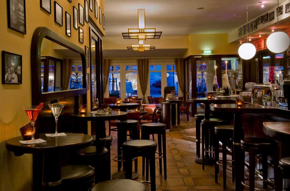 Enjoy delicious cocktails, exclusive spirits and snacks at the Loev Bar! // &copy; Loev Hotel R&uuml;gen