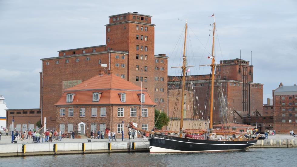 Żaglowiec Atalanta przed domkiem na drzewie w starym porcie, © Hansestadt Wismar