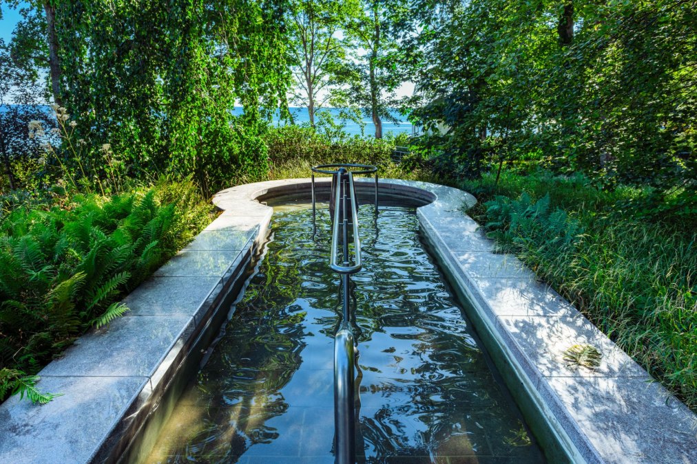 De klassieker: watertrappelbad in de Kneipp-tuin - in G&ouml;hren met uitzicht op zee., &copy; TMV/Tiemann