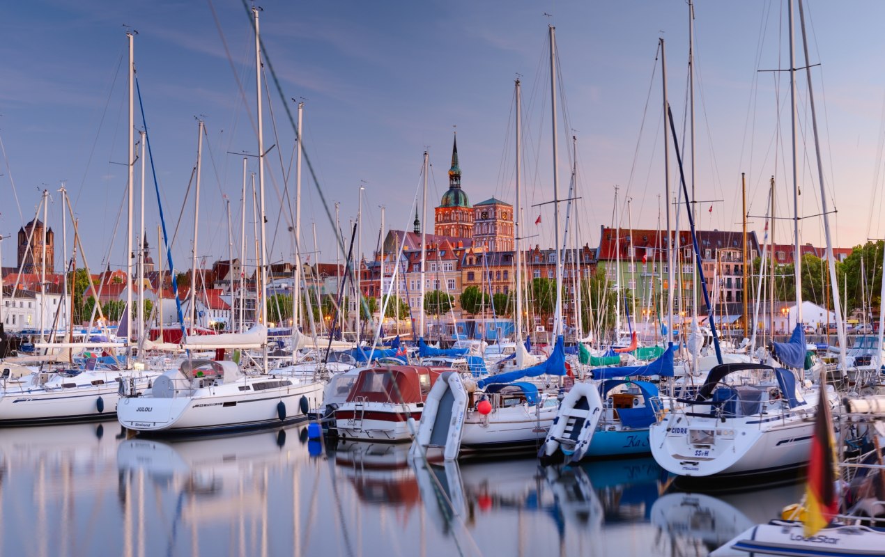 Żeglarze w porcie Stralsund wieczorem // &copy; FRANCESCO CAROVILLANO