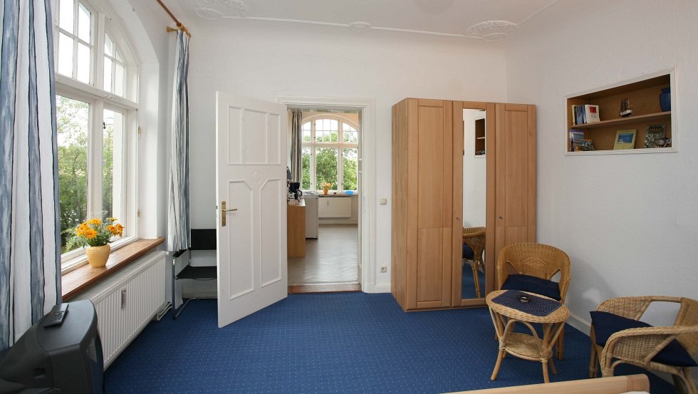 Zicht over de woonkamer naar de keuken, &copy; Jan B&ouml;hnke, Plessentin GmbH, Warnem&uuml;nde