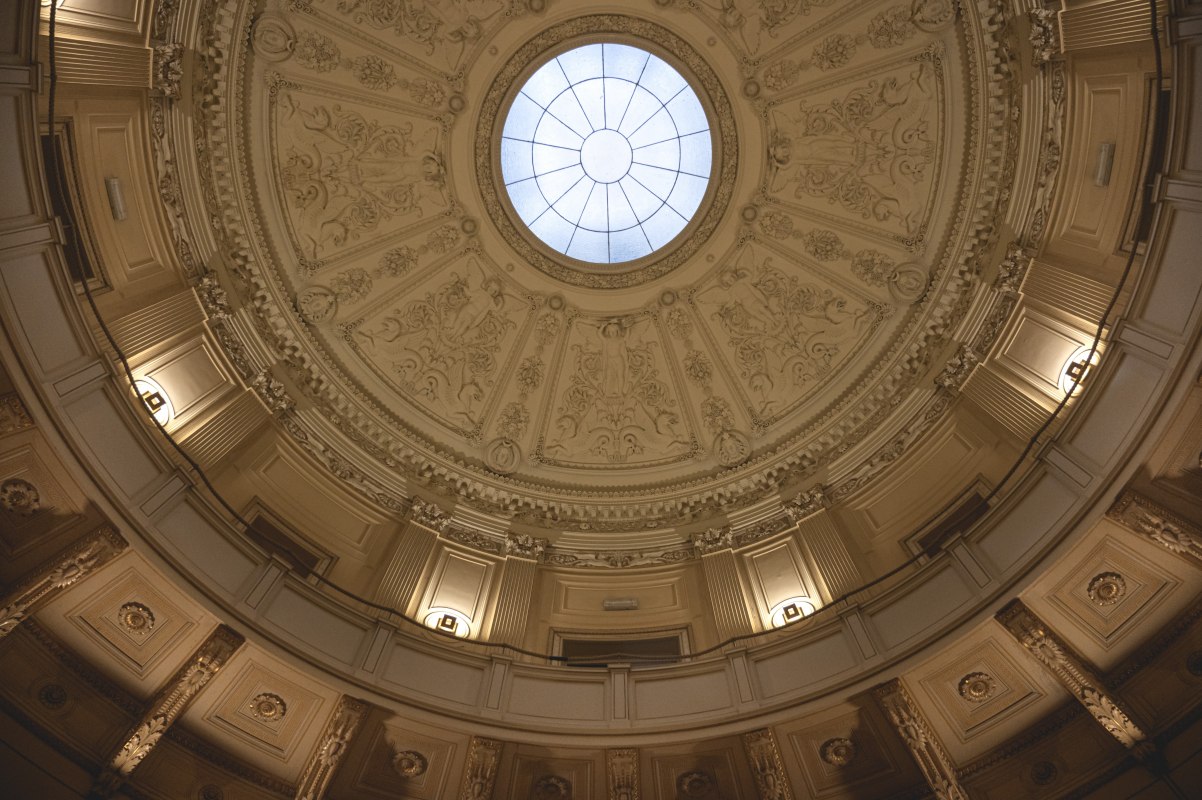 Licht gewelfd plafond in de ontvangstruimte // © Schloss Neetzow Licht gewelfd plafond in de ontvangstruimte // © Schloss Neetzow