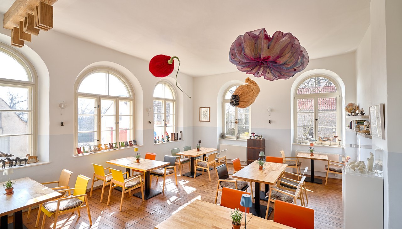 Kunsttentoonstelling in het restaurant in het Kavaliershaus Schloss Blücher in Fincken, © kavalierhaus Fincken