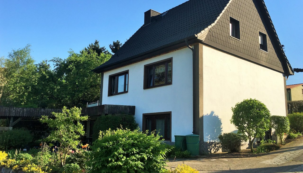 Widok domu z mieszkaniem wakacyjnym w prawym dolnym rogu, © Anja Kehrberg