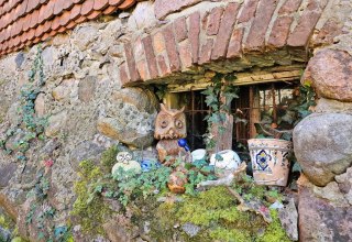 Art in the garden of the Alt Guthendorf estate // &copy; S. Maus