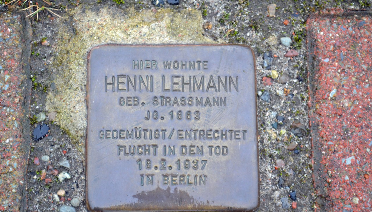 Henni Lehmanns struikelblok, © Hiddenseer Hafen- und Kurbetrieb Henni Lehmanns struikelblok, © Hiddenseer Hafen- und Kurbetrieb