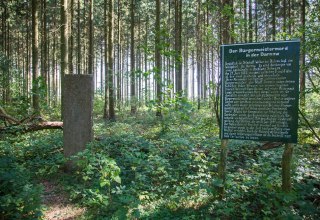 Tablica pamiątkowa z kamieniem pamiątkowym // &copy; Frank Burger
