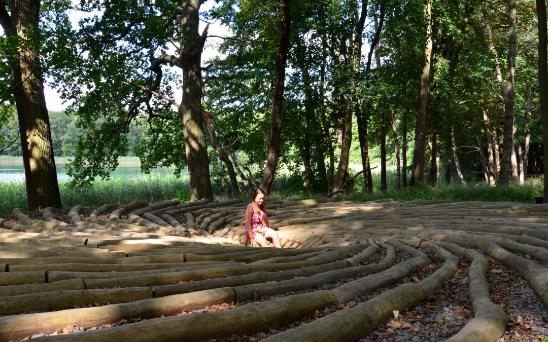 De boomstam vortex nodigt je uit om je eigen weg naar het centrum te vinden, © Kurverwaltung Feldberger Seenlandschaft