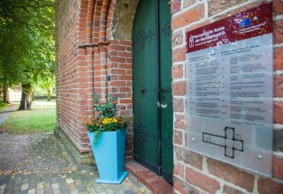 the entrance portal of the church // &copy; Frank Burger