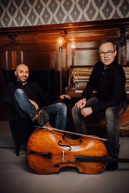 Sorour Juretzka sitting by Alexander Wehage small, &copy; sebsatian Mold; Schwaaner Kulturf&ouml;rderverein