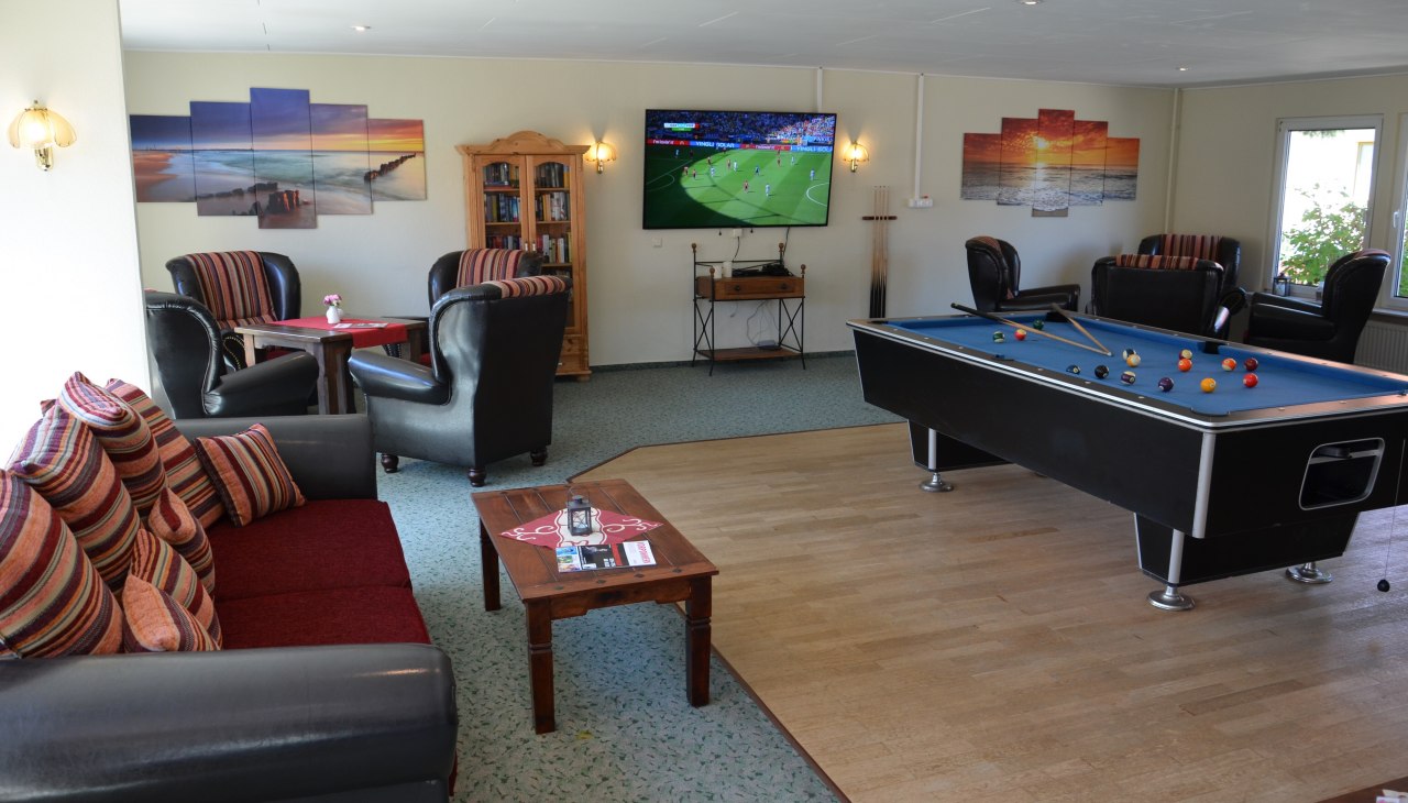 Pokój klubowy z minibiblioteką, bilardem i telewizją Sky, © Hotel & Restaurant Pommerscher Hof