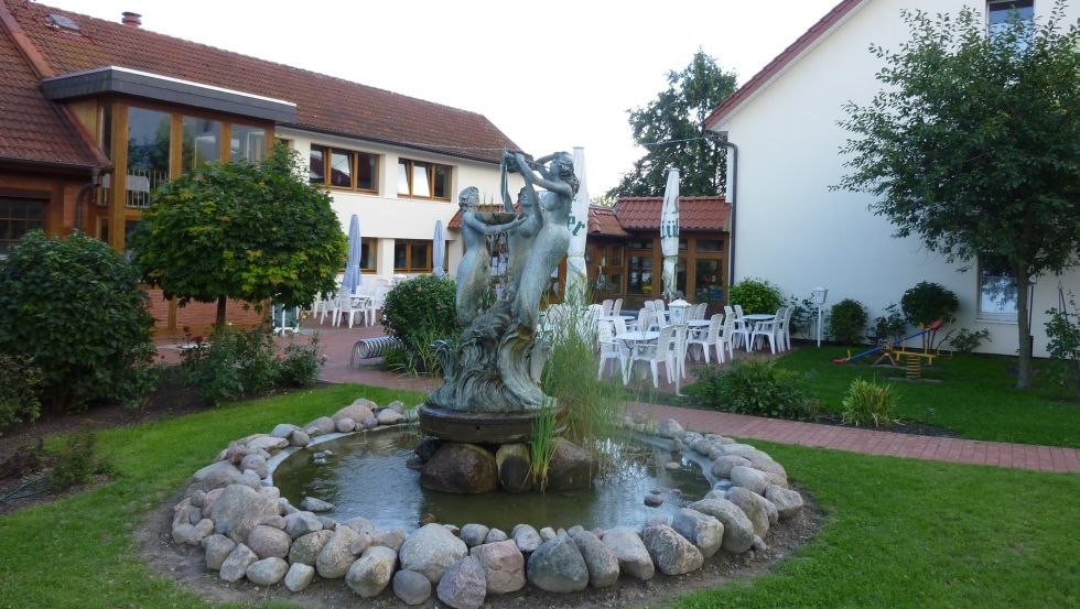 Restaurant en fontein, © Feriendorf an der Ostsee/Bley