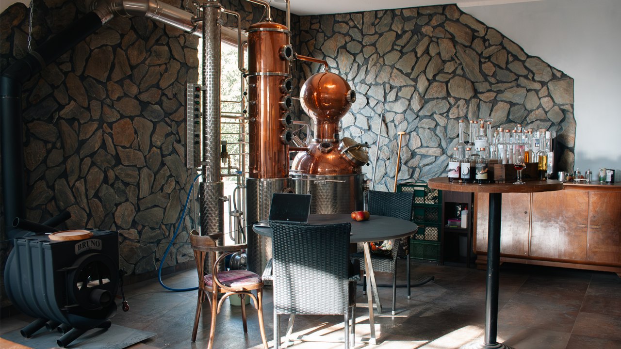 De distilleerderij is een plek om te werken, te genieten, goede gesprekken te voeren en plezier te hebben! // &copy; FreudenFeuer Destillerie GbR